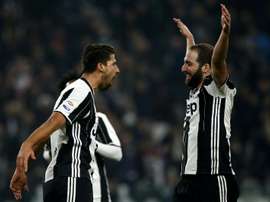 Sami Khedira e Gonzalo Higuain, cotados para deixar a Juventus. AFP