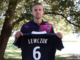 Le défenseur polonais Igor Lewczuk pose avec son nouveau maillot du Girondins de Bordeaux. AFP