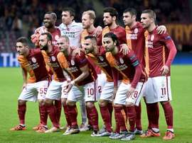 Lattaquant international turc de Galatasaray, Burak Yilmaz (2e rang, à côté du no. 11 Lukas Podolski) avant le match en Ligue des champions face au FC Astana, le 8 décembre 2015 à Istanbul