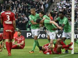Les Stéphanois congratulent Nolan Roux (c), auteur de louverture du score contre Montpellier à Geoffroy-Guichard, le 19 mars 2016