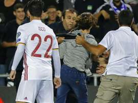 Un supporter israélien (c) a tenté d'approcher la star du Real Madrid Isco (g). AFP