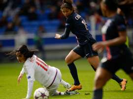 La Brésilienne du PSG Cristiane (d) en demi-finale de Ligue des champions face à lOL, le 24 avril 2016 au Parc OL