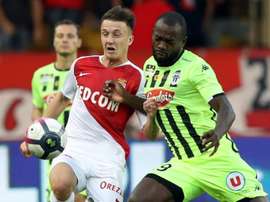 Aleksandr Golovin à la lutte avec l'attaquant d'Angers. AFP