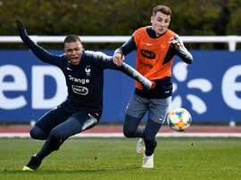 Lucas Digne à la lutte avec Kylian Mbappé. AFP