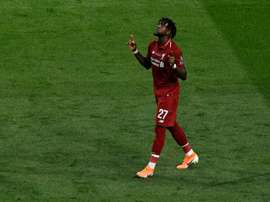 Origi, protagonista en una pancarta condenada por el Liverpool. AFP