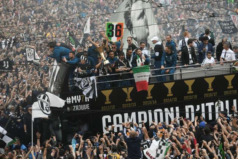 Défilé En Bus Dans Les Rues De Turin Pour Les Joueurs De La
