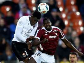 L'attaquant de Metz Cheick Diabate à la lutte avec le défenseur de Caen Romain Genevois. AFP