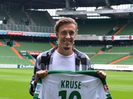 L'attaquant du Werder Brême Max Kruse pose avec son nouveau maillot au stade Weser. AFP