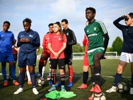 Au foot à Fleury, on cultive ensemble les jeunes pousses filles et garçons. AFP