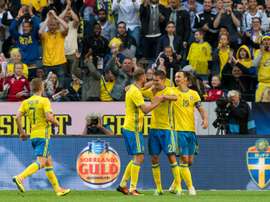 Zlatan Ibrahimovic et les Suédois fêtent le but de Mikael Lustig (N.2) contre le pays de Galles à la Friends Arena de Solna, le 5 juin 2016