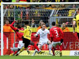 Sancho resolve e Dortmund dorme na liderança da Bundesliga. AFP