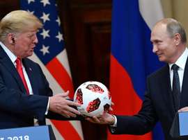 Le président russe Vladimir Poutine offre un ballon au président américain Donald Trump. AFP