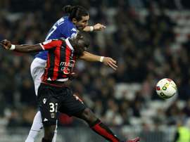 Le défenseur de Nice Malang Sarr à la lutte avec l'attaquant de Bastia Enzo Crivelli. AFP