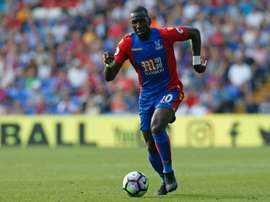 Yannick Bolasie, alors à Crystal Palace, contrôle le ballon face à West Bromwich Albion. AFP