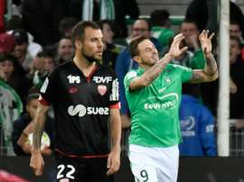 Saint-Etienne sen sort bien face à Dijon, grâce à un penalty de Nolan Roux à Geoffroy-Guichard, le 16 octobre 2016