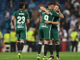 L'attaquant du Betis Antonio Sanabria félicité par un coéquipier. AFP