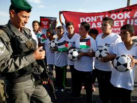 De jeunes palestiniens bloqués par les forces de lordre à lentrée de la colonie israélienne de Maale Adumim, le 11 octobre 2016