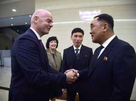 Gianni Infantino serre la main du Secrétaire général de la fédé nord-coréenne de Kim Jang San. A