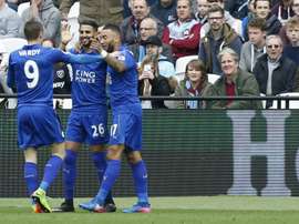 L'ailier algérien de Leicester Riyad Mahrez congratulé par ses coéquipiers après son but. AFP