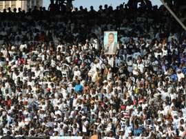 Les supporters du TP Mazembe brandissent le portrait du propriétaire Moïse Katumbi. AFP