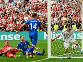 Saevarsson se introduce el tanto del empate en propia puerta. AFP