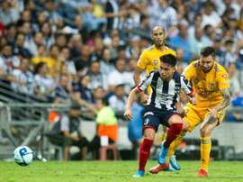André-Pierre Gignac, à la lutte avec le milieu mexicain du CF Monterrey, Jonathan Gonzalez. AFP