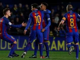 Messi félicité par ses coéquipiers du FC Barcelone après son égalisation face à Villarreal. AFP
