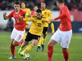 Granit Xhaka (g) à la lutte avec le capitaine belge Eden Hazard. AFP