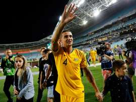 Tim Cahill salue le public pour ses adieux. Goal