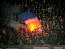 Les supporters du Steaua enflamment les tribunes lors du derby de Bucarest contre le Dinamo. AFP