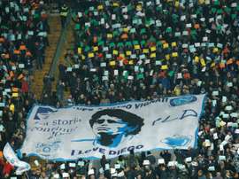 El alcalde de Nápoles quiere ponerle el nombre de Maradona a San Paolo. AFP