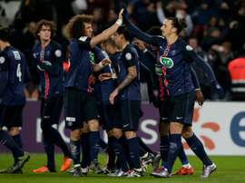 Lattaquant du PSG Zlatan Ibrahimovic partage sa joie avec ses camarades après son but contre Toulouse en Coupe de France, le 19 janvier 2016 au Parc des Princes