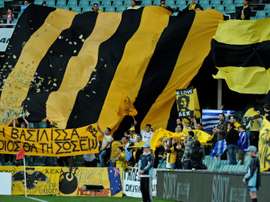 Un supporter enfreint le confinement, l'AEK paie l'amende et lui offre un abonnement. Goal