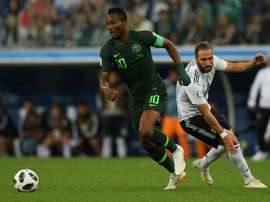 Bota terá concorrência do Inter por Obi Mikel. AFP