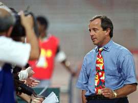 L'entraîneur Pierre Lechantre avec l'équipe du Cameroun, le 10 février 2000 à Accra. AFP