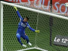 Le gardien niçois Yoan Cardinale s'impose dune claquette lors d'un match de Ligue 1. AFP