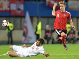 Le défenseur autrichien Moritz Bauer contre la Serbie de Luka Milivojevic à Vienne. AFP