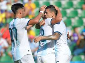 Leandro Paredes (d) est congratulé par ses coéquipiers. AFP