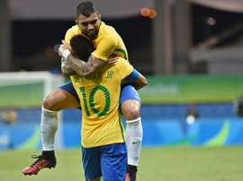 Le Brésilien Gabigol fête lun de ses deux buts avec son coéquipier Neymar lors du match contre le Danemark, le 10 août 2016 à Salvador