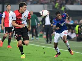 Marcus Rashford (Manchester United) tente de déborder Eric Botteghin du Feyenoordn, en Europa League, le 15 septembre 2016 à Rotterdam