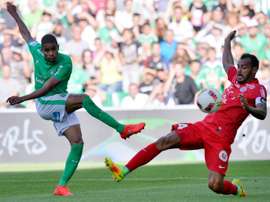 Le défenseur de Montpellier Vitorino Hilton (d) face à lattaquant de Saint-Etienne Kévin Monnet-Paquet, à Geoffroy-Guichard le 21 août 2016