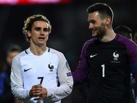 L'attaquant français Antoine Griezmann et le gardien de but de l'équipe de France, Hugo Lloris. AFP