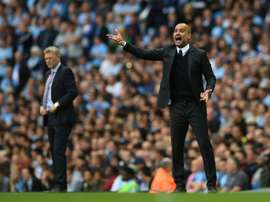 Le nouvel entraîneur de Manchester City Pep Guardiola (d) donne des instructions lors du match face à Sunderland à lEtihad Stadium, le 13 août 2016