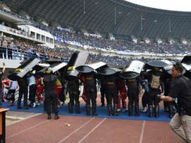 Intervention des forces de lordres lors du match opposant à Bandung. AFP