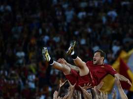La légende de l'AS Rome Francesco Totti porté en triomphe par ses coéquipiers. AFP