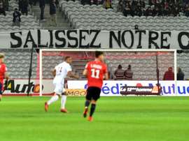 Les supporters de Lille déploient une banderole de mécontentement lors du match contre Nice. AFP