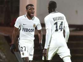 Le Monégasque Thomas Lemar (g) buteur sur coup franc, félicité par son coéquipier Tiémoué Bakayoko, le 18 novembre 2016 à Lorient