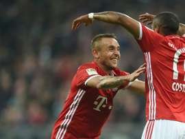 Rafinha se lesionó ante el Bayer Leverkusen. AFP