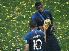 Pogba dejó de seguir a Mbappé. AFP