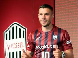 Podolski pose avec le maillot de son nouveau club japonais, Vissel, le 6 juillet 2017 à Kobe. AFP